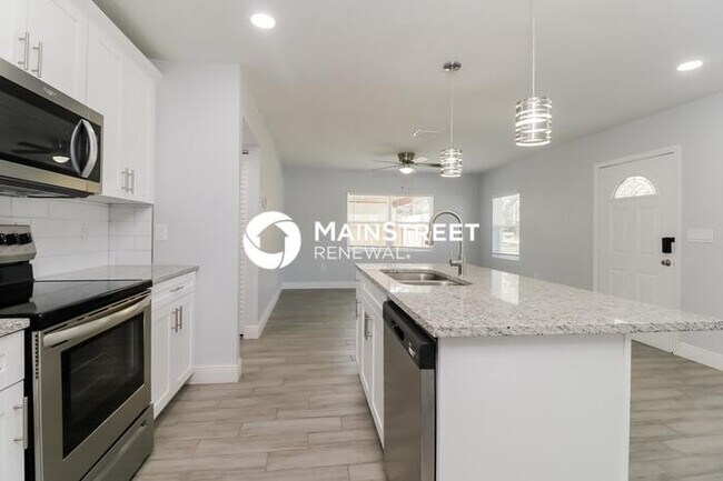 Building Photo - 4 Bedroom Pet-Friendly Home in TAMPA, FL w...