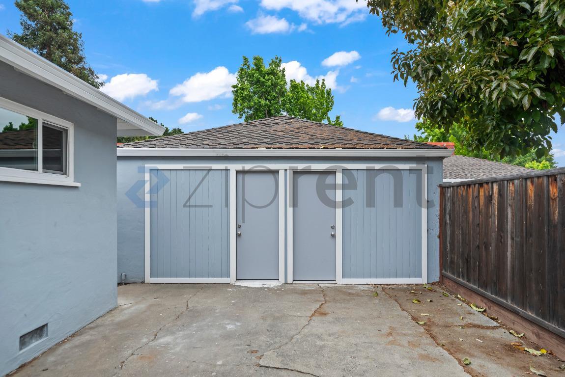 Building Photo - 743 Miller St