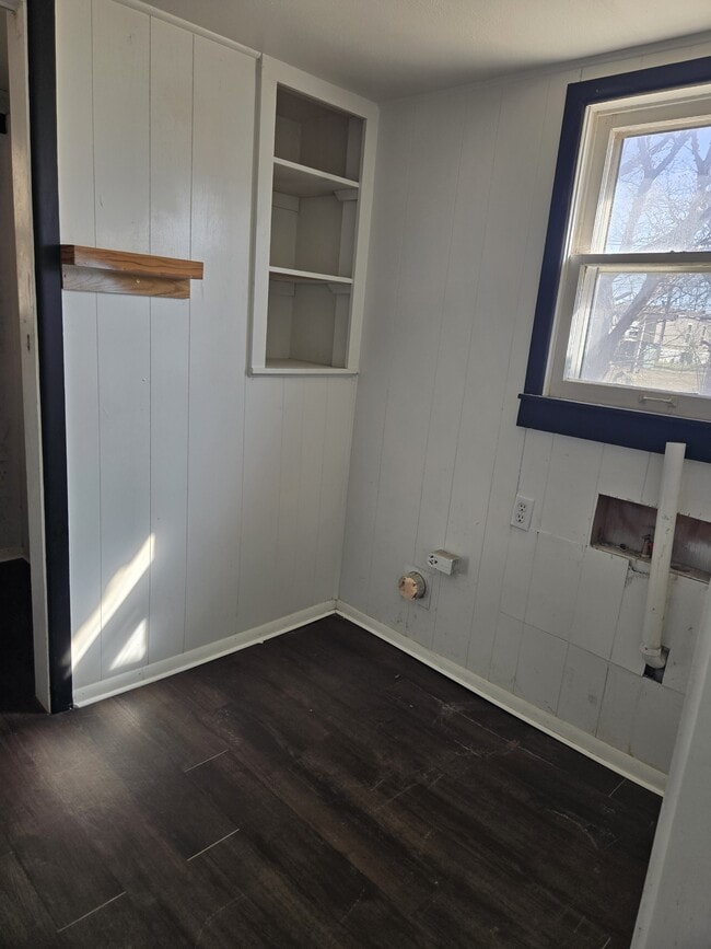 Building Photo - 714 N Ave C