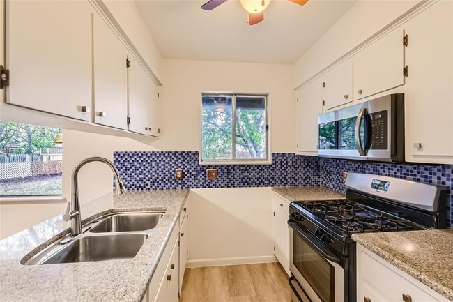 Building Photo - 402 Wood Bine Dr