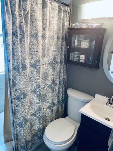 Main Floor Bath - 1315 Claytonia Ter