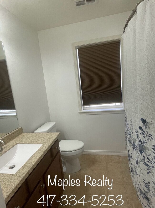 Building Photo - 3 Bedroom, 2 Bath Home for RENT in Hollister, MO