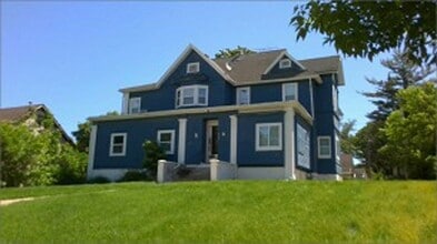 Building Photo - Large 2 Bedroom 1 Bath Apartment