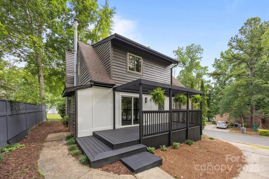 Building Photo - Room in House on Piney Path Rd