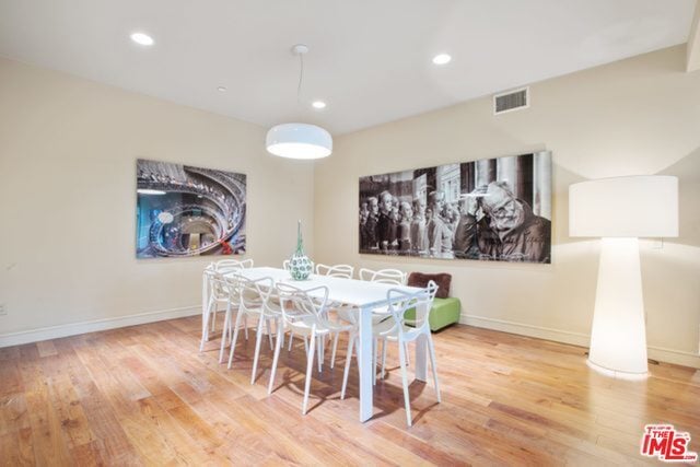Building Photo - 447 N Doheny Dr