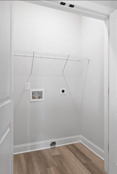 Building Photo - 126 E 19th St