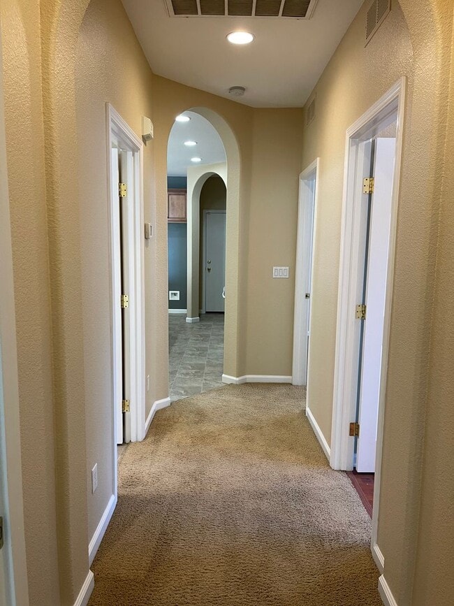 Building Photo - Large, Clean, Neat 3 Bedroom, 2 Bathroom 1900 sqft. Anatolia Home for Lease.