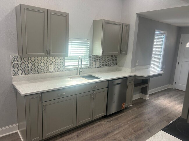 Building Photo - Remodeled North Hyde Park Bungalow