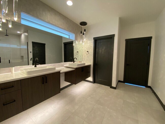 Building Photo - Close to Micron, 3 Bedroom 3 bath w/ a Million Dollar View!