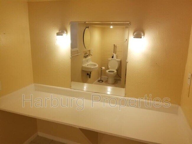 Building Photo - 1005 11th St