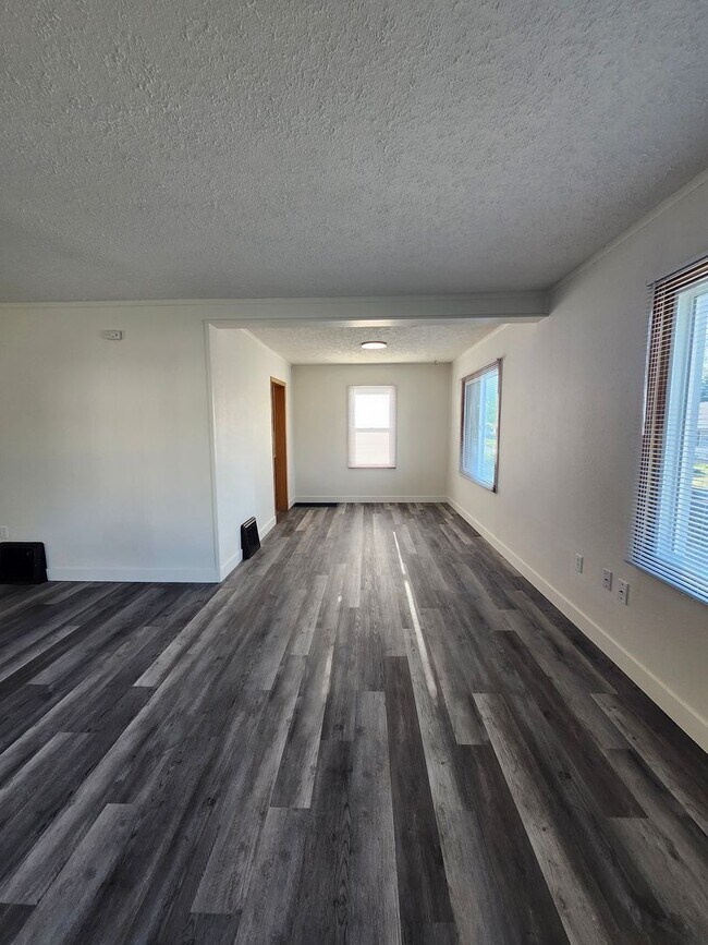 Building Photo - Pet Friendly, Fully Fenced Richland Duplex!