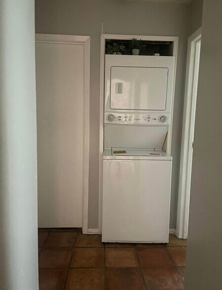 Building Photo - 712 Continental Dr