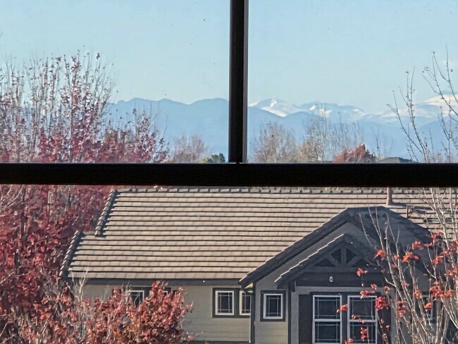 Building Photo - Beautiful and Expansive 4 Bed 3 Bath SFR by Buckley AFB