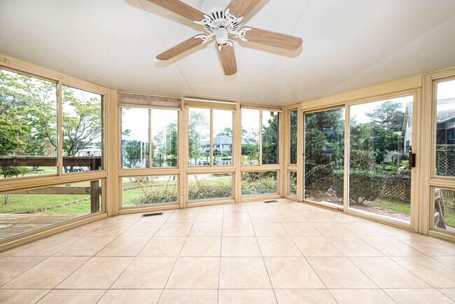 Building Photo - 6118 Gondolier Dr