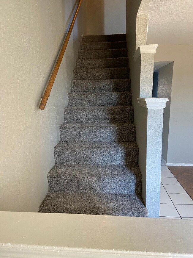 Building Photo - 2125 Beaumont Dr