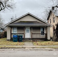 Building Photo - Large Backyard