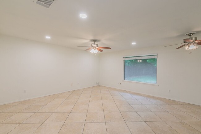 Building Photo - Charming and Updated Home in White Settlement