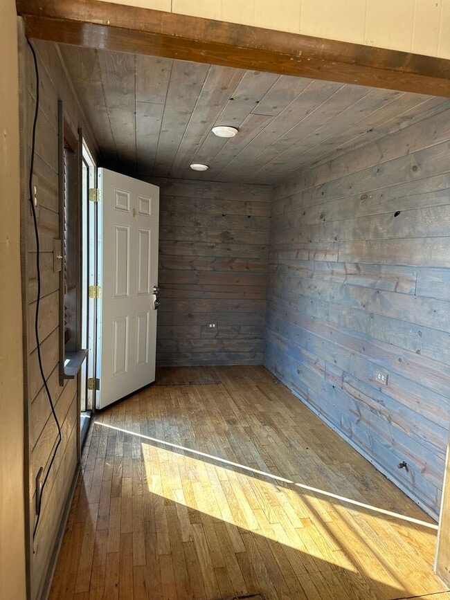 Building Photo - $1,355.00 Move-in-special