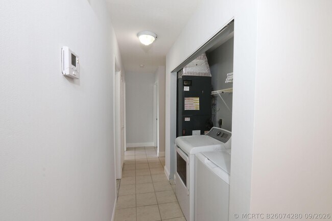 Building Photo - 400 SW Ruffner Ct