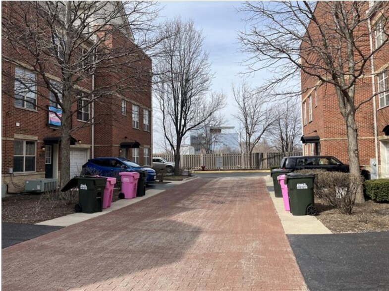 Building Photo - 3255 N Bay Ct