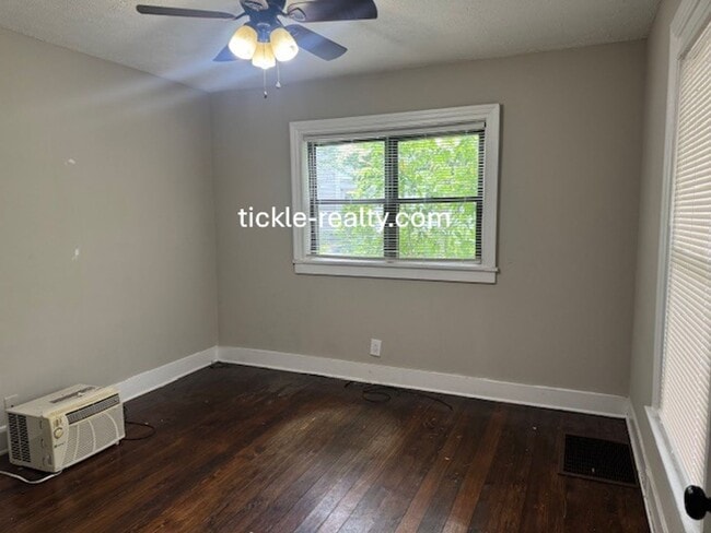 Building Photo - Cute 1 Bedroom W/ Den Cottage in the Swill...