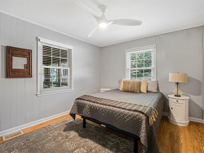 Building Photo - 6265 Lakeview Dr