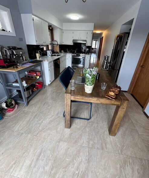 Building Photo - 6013 W Gunnison St