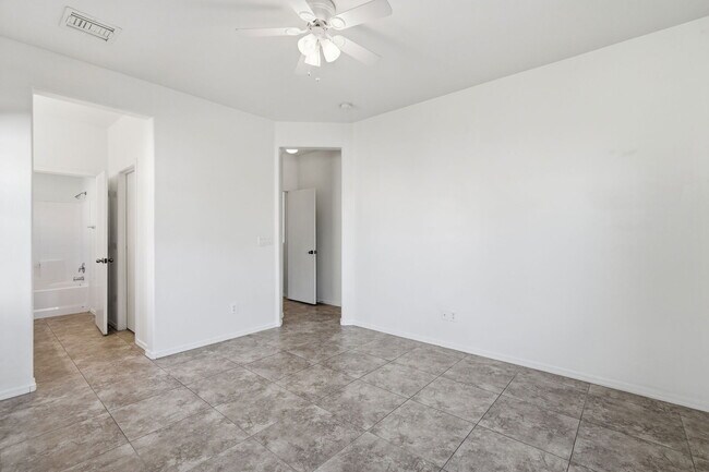 Building Photo - 907 E Catkins Pl