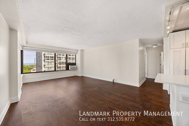 Building Photo - 2930 N Sheridan Rd