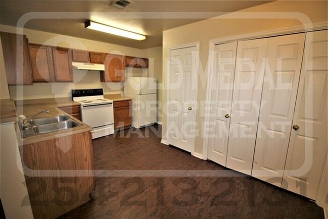 Building Photo - Cozy 2-bedroom, 1-bath fourplex in the hea...