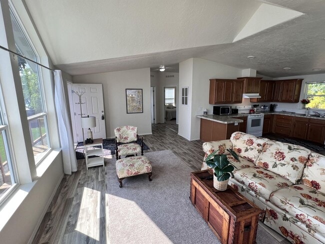 Building Photo - FULLY FURNISHED 2bed 1.5 bath HOME Waterfront