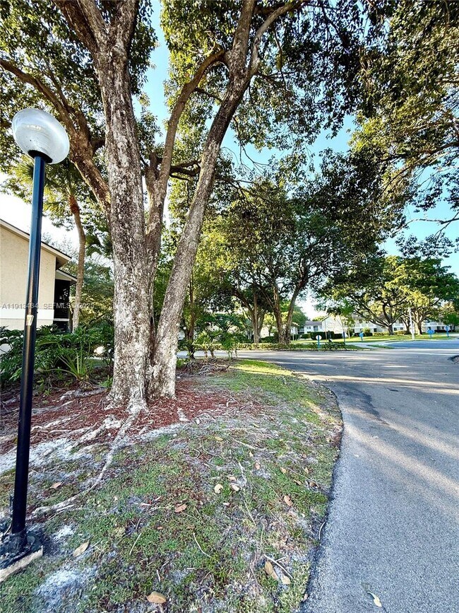 Building Photo - 313 Gardens Dr