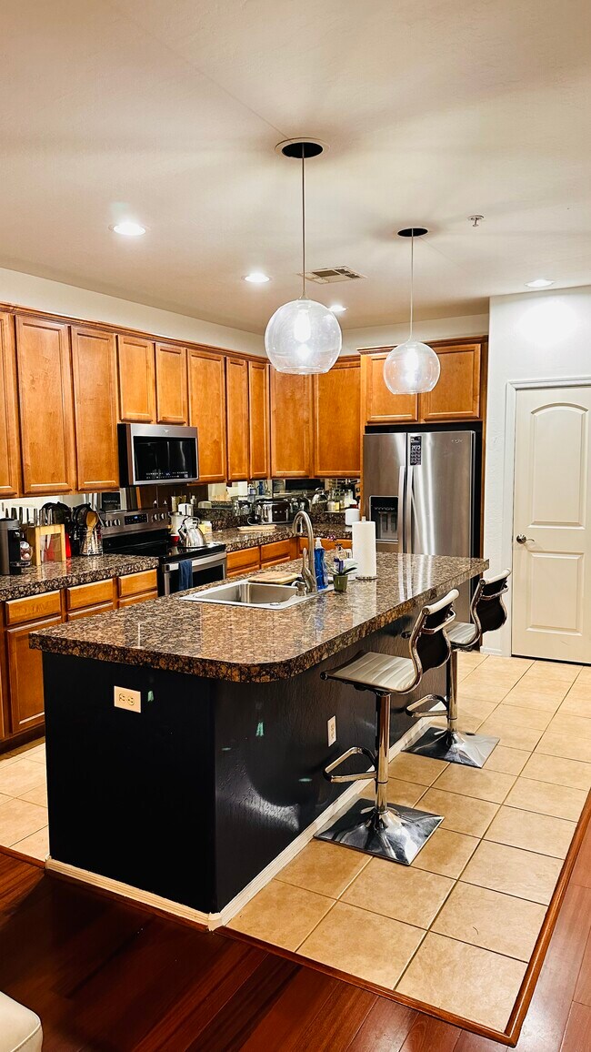 Building Photo - 10655 N 9th St