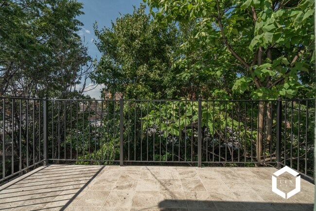 Building Photo - Remodeled 2 Bedroom Apartment with Private...