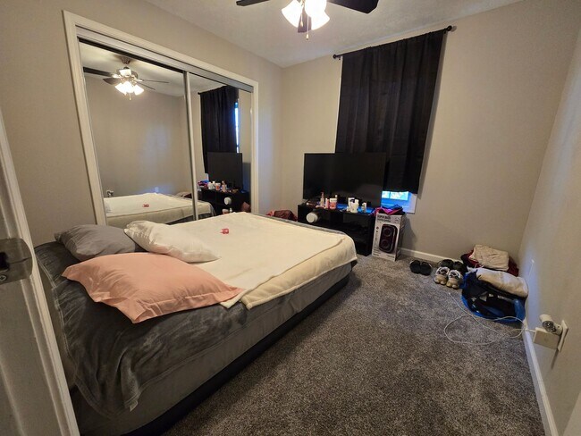 Building Photo - 4 Bedroom Townhome for Rent in Normal!