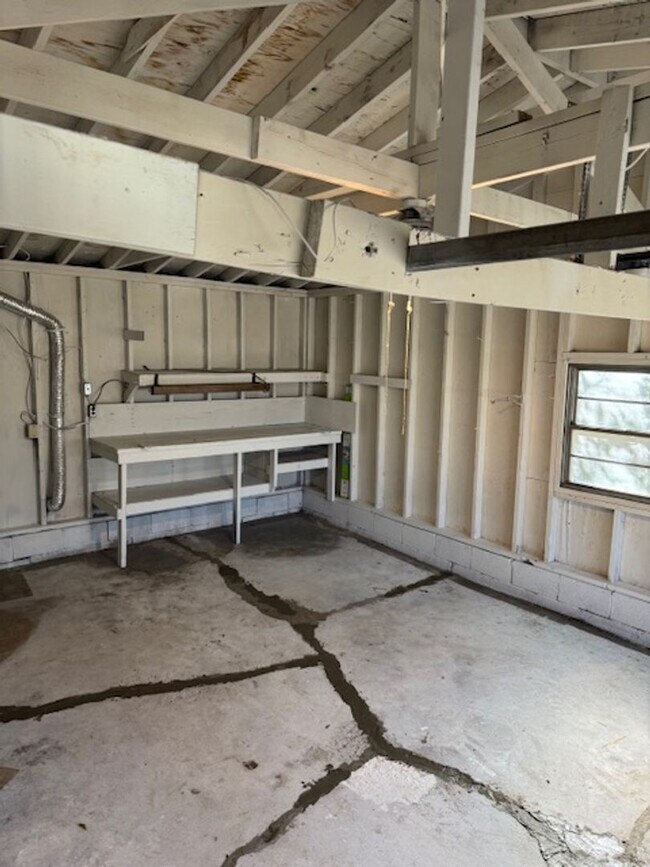 Building Photo - 2 bedroom home with garage available now!