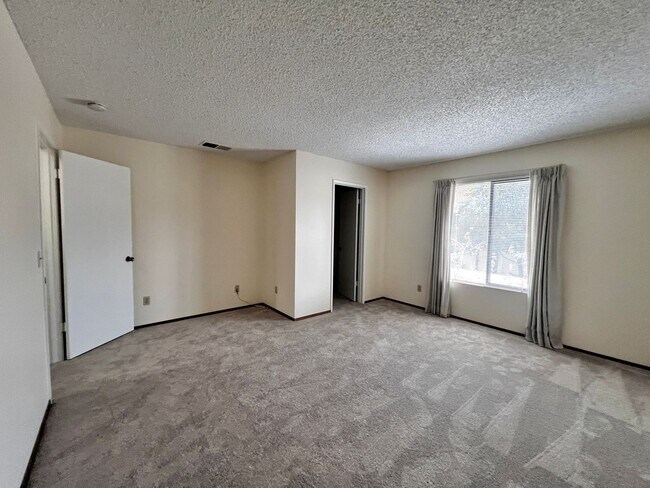 Building Photo - Spacious 3 bedroom 1.5 bath