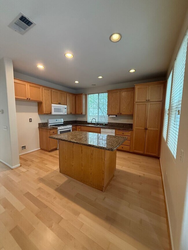 Building Photo - 1147 Azalea Way