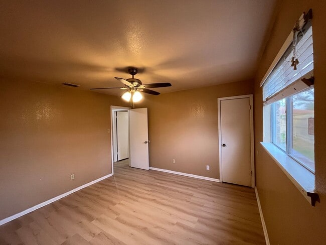 Building Photo - THREE BEDROOM 2 BATH HOUSE ON THE SOUTH SIDE