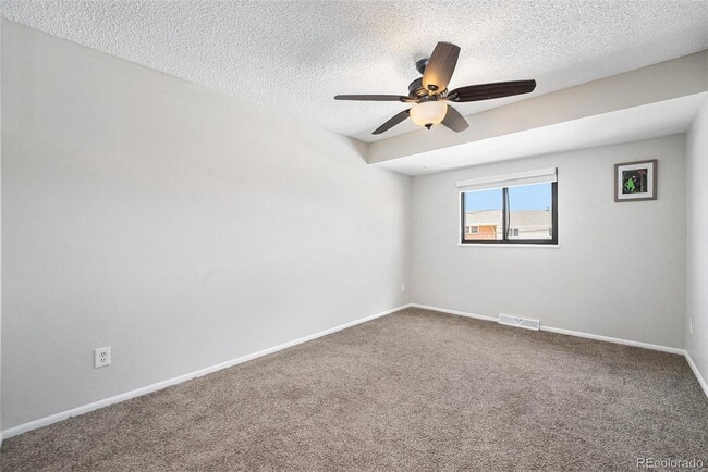 Building Photo - Beautifully Updated 3-Bedroom End-Unit Tow...