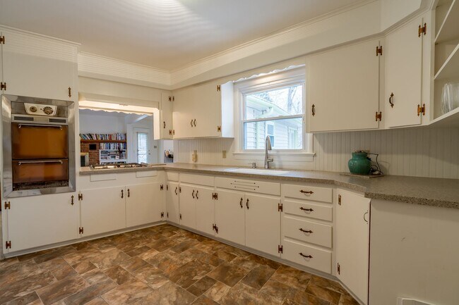 Building Photo - Adorable 3BR home on 1.65 Acre Park-Like S...