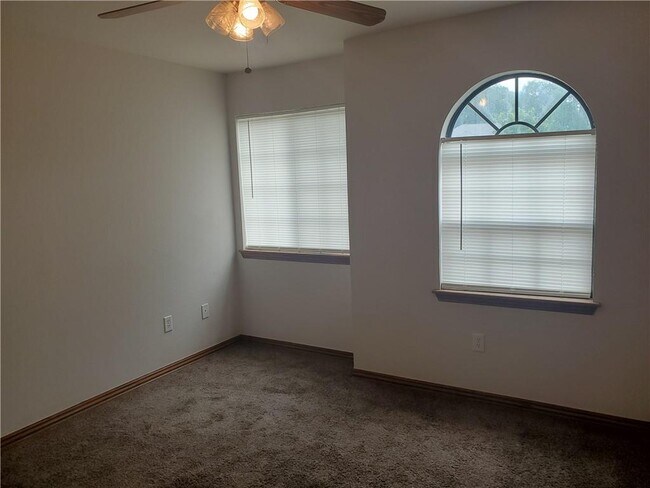 Building Photo - 2932 E Sterling Ct