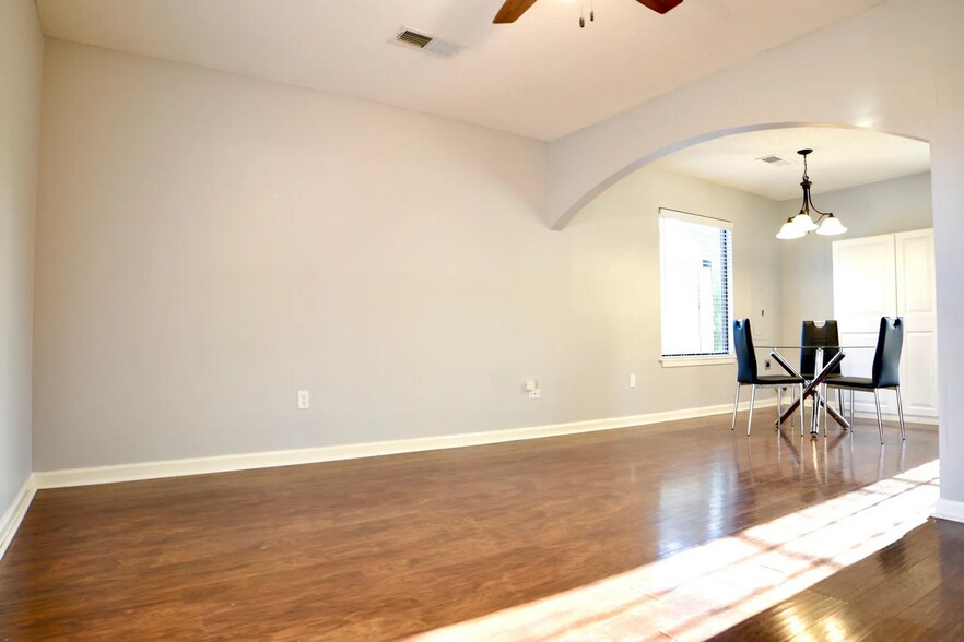 Building Photo - 925 Greenview Rd