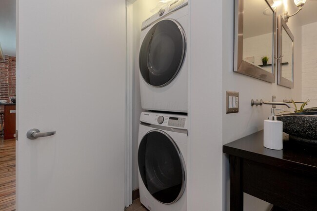 Building Photo - 225 N 4th St