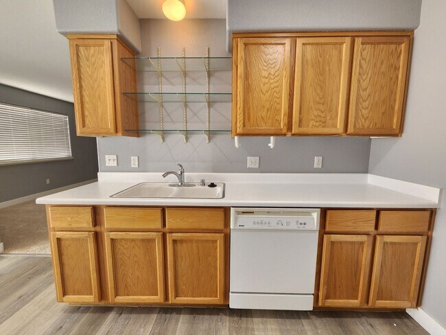 Building Photo - HENDERSON: 3 bed/2.5 bath Townhome with Spacious Kitchen, Private Backyard, Large Primary Suite &...