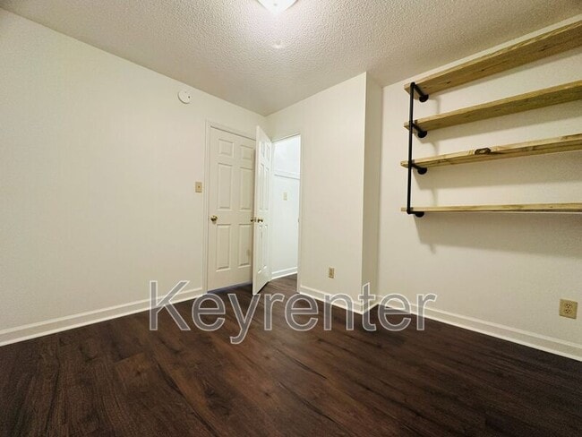 Building Photo - 132 Durwood Rd