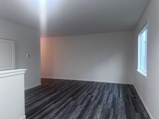 Building Photo - Newly Updated 3 Bedroom Available NOW