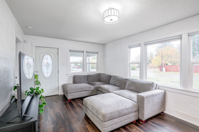 Building Photo - 117 Mosman Ave SW