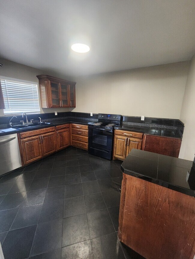 Building Photo - 3 bed 1 bath home, move in ready!