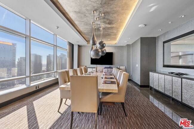 Building Photo - 900 W Olympic Blvd